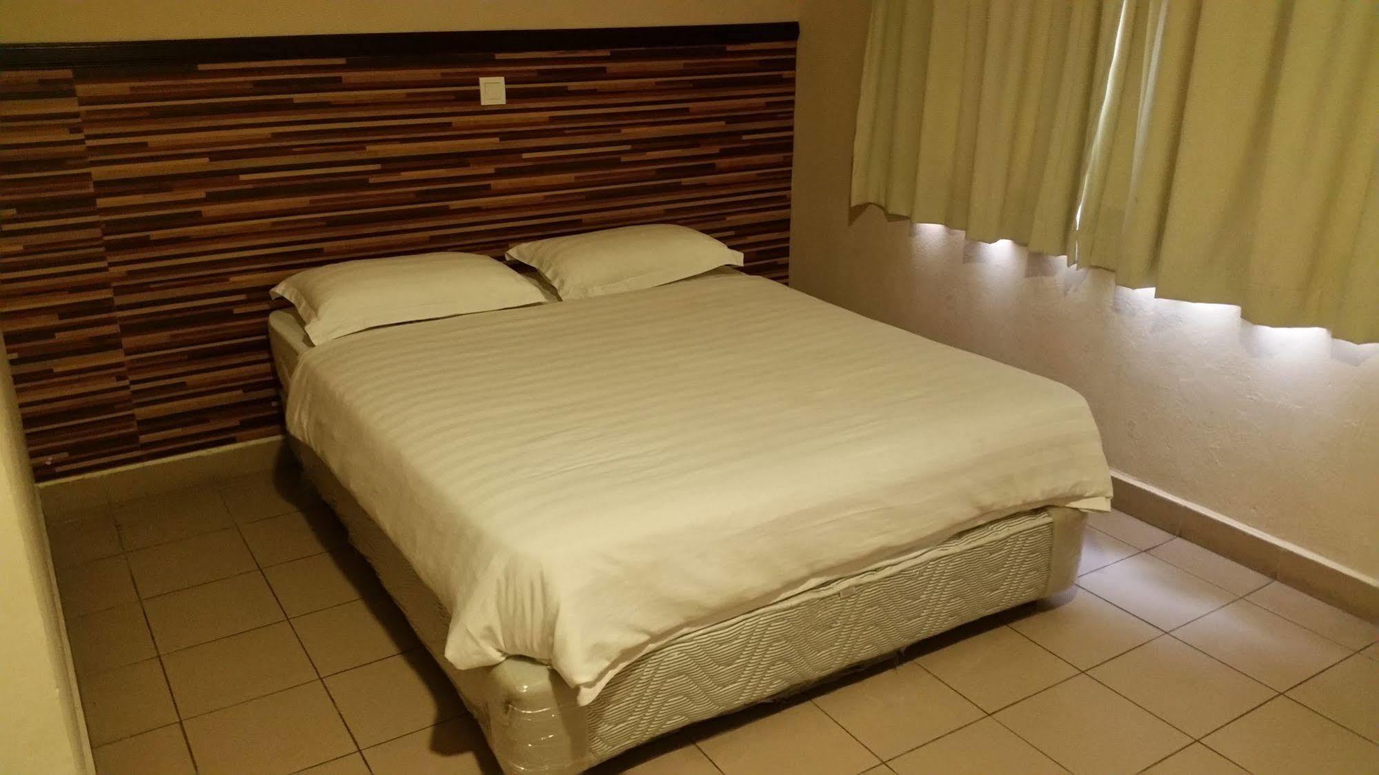 Hotel Iskandar Kota Kinabalu Exteriör bild